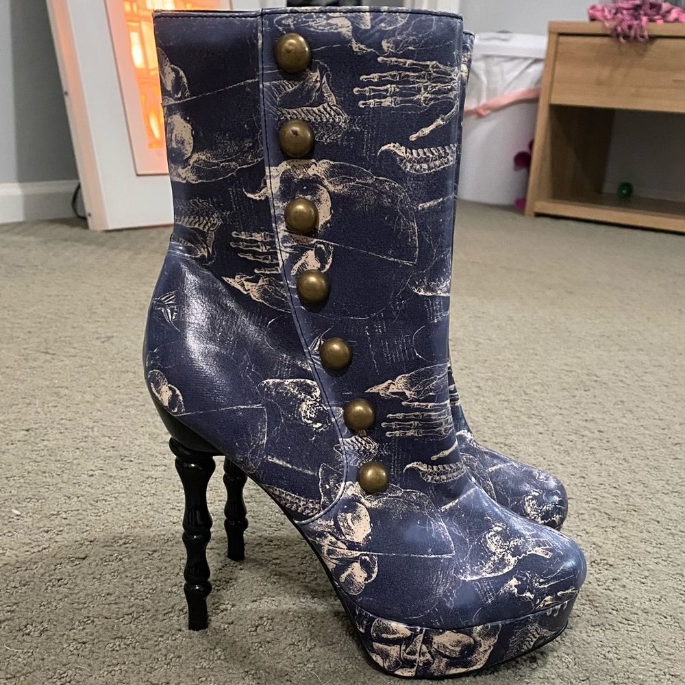 TOO FAST HEELS